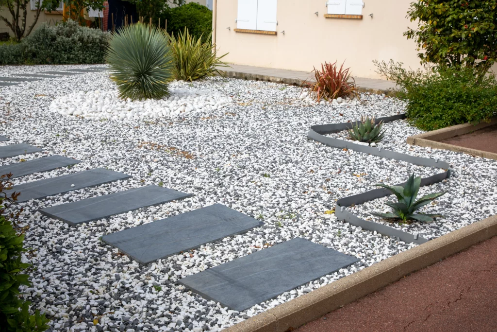 maison-de-gravier-gris-et-blanc-a-l-exterieur-avec-des-marches-japonaises-comme-jardin-sec-yard-design-exterieur Plateforme ValoVallet matériaux